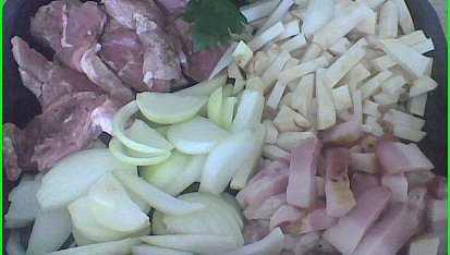 Vepřové na celeru a slanině, maso na plátky,celer a slanina na širší nudličky,cibule na půlkolečka
