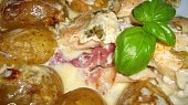 Zapečené kuřecí maso s bazalkou, slaninou a bramborama