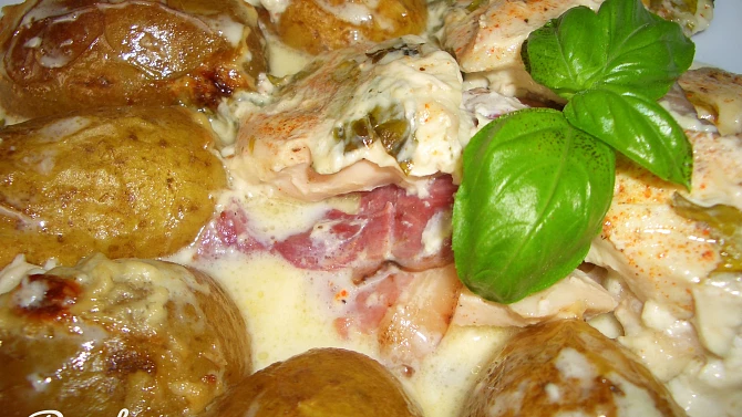 Zapečené kuřecí maso s bazalkou, slaninou a bramborama