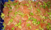 Zapečené kuřecí maso s bazalkou, slaninou a bramborama (maso na slaninovém lůžku s kořením a bazalkou ...)