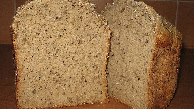 Jednoduchý cuketový chléb, varianta s bílou, celozrnnou i chlebovou moukou (cca 1/4 žitné) + semínka, vločky, otruby a syrovátka