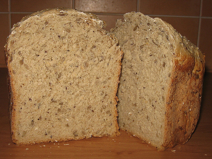 Jednoduchý cuketový chléb, varianta s bílou, celozrnnou i chlebovou moukou (cca 1/4 žitné) + semínka, vločky, otruby a syrovátka