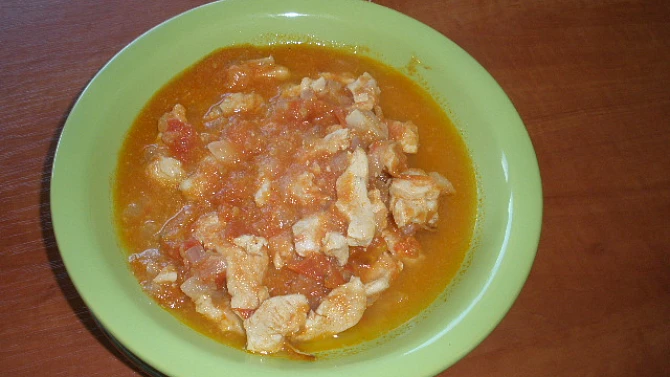 Kuřecí nudličky na cibuli a rajčatech