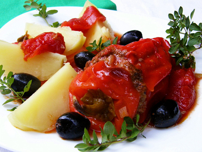 Plněný  paprikový lusk na rajčatech s olivami a oreganem
