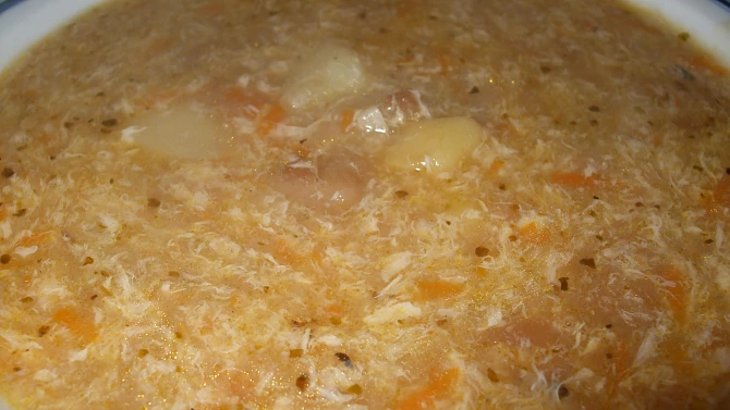 Chlebová polévka s brambory a mrkví