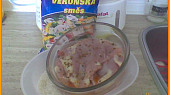Kuřecí stehna na hořčici a zelenině v parním hrnci, naložené maso,rýže,mražená zelenina
