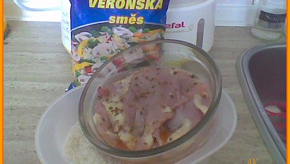 Kuřecí stehna na hořčici a zelenině v parním hrnci, naložené maso,rýže,mražená zelenina