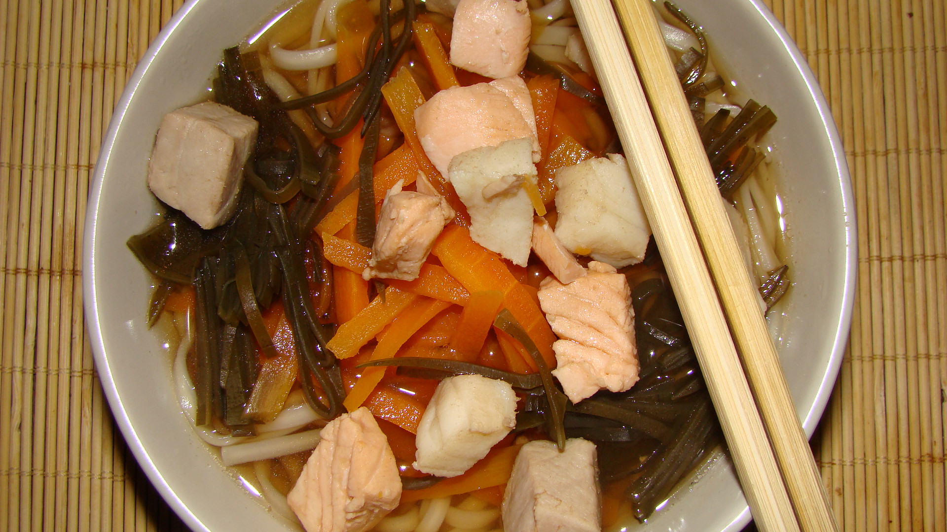 Mioshiru /tradiční japonská polévka/ s třemi druhy ryb.