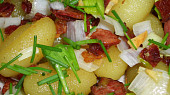 Opečené česnekové gnocchi se slaninou, pórkem a pažitkou