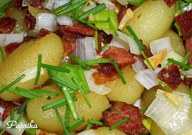 Opečené česnekové gnocchi se slaninou, pórkem a pažitkou