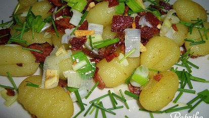 Opečené česnekové gnocchi se slaninou, pórkem a pažitkou