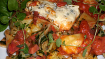 Zapečené špenátové těstoviny s rajčaty a sýrem
