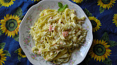 Fettuccine s lososem, smetanovou omáčkou a bylinkami