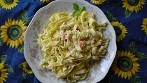 Fettuccine s lososem, smetanovou omáčkou a bylinkami