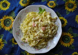 Fettuccine s lososem, smetanovou omáčkou a bylinkami