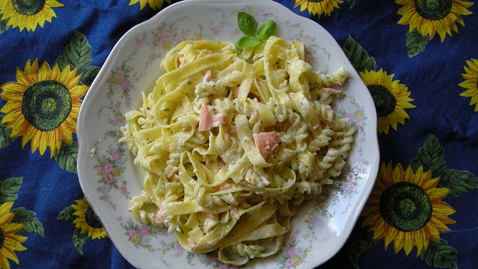Fettuccine s lososem, smetanovou omáčkou a bylinkami