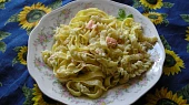 Fettuccine s lososem, smetanovou omáčkou a bylinkami