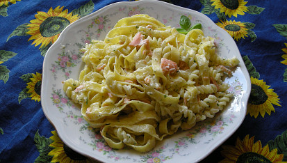 Fettuccine s lososem, smetanovou omáčkou a bylinkami