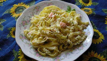 Fettuccine s lososem, smetanovou omáčkou a bylinkami