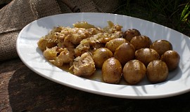 Králík zapečený se zelím a brambory