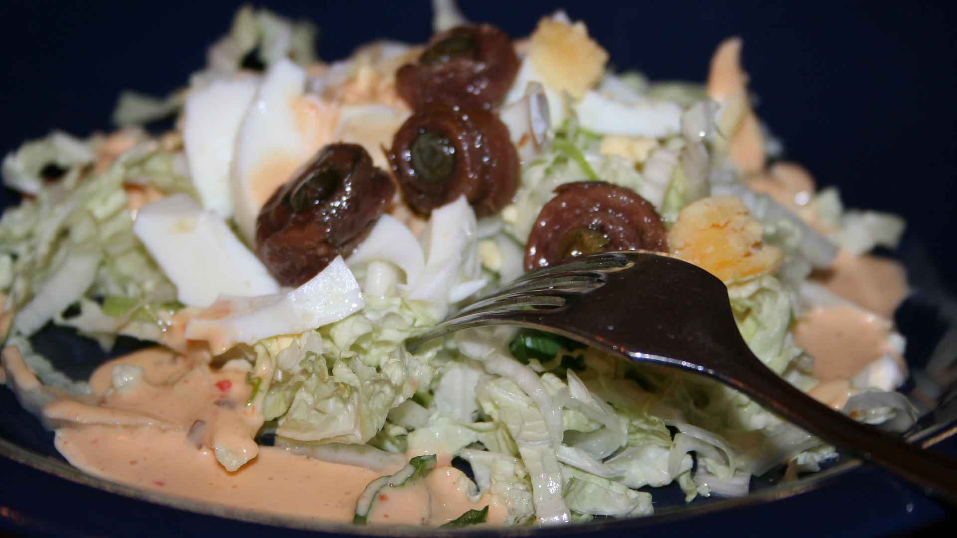 Křehký zelný salát s vejci a sardelovými očky
