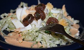 Křehký zelný salát s vejci a sardelovými očky