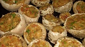 Mladé bedly zapečené s mletým masem a olomouckými tvarůžky, připraveno do trouby