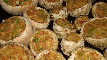 Mladé bedly zapečené s mletým masem a olomouckými tvarůžky, připraveno do trouby