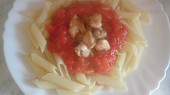 Penne s rajčatovou omáčkou a kuřecím masem