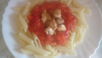 Penne s rajčatovou omáčkou a kuřecím masem