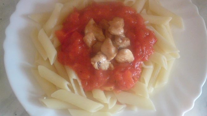 Penne s rajčatovou omáčkou a kuřecím masem