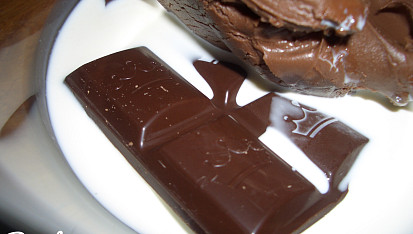 Torta alla gianduja - nugátový dort, suroviny na krém, které necháme rozpustit ve vodní lázni