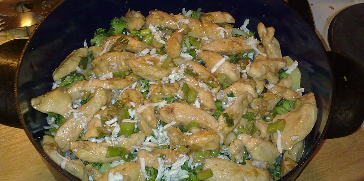 Zapečené brambory s brokolicí a kuřecím masem