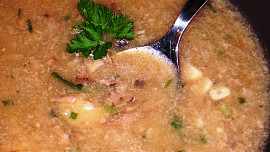 Česnekovo-houbová polévka s kroupami