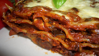 Houbové lasagne s rajčatovým pyré, slaninou a bazalkou