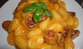 Tvarůžkové gnocchi s klobásou