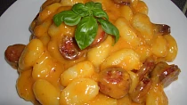 Tvarůžkové gnocchi s klobásou