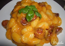 Tvarůžkové gnocchi s klobásou