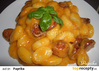 Tvarůžkové gnocchi s klobásou