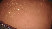 Zdobení čokoládovou polevou, 2. Základní polevu rozetřeme po celé ploše (obr.2)