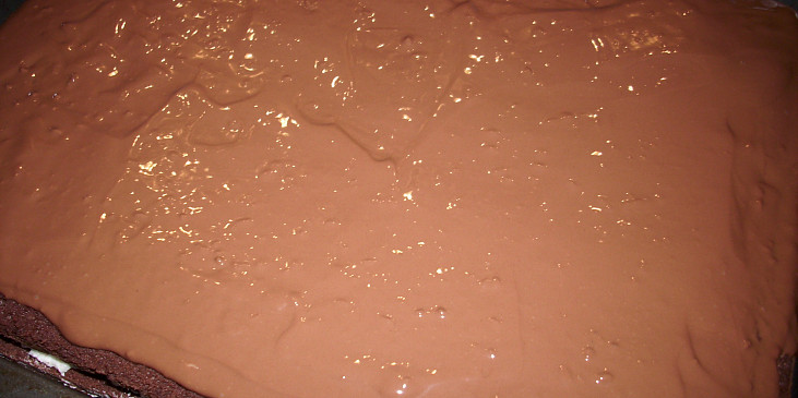 Zdobení čokoládovou polevou (2. Základní polevu rozetřeme po celé ploše (obr.2))