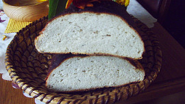 Domácí chleba s vůní saturejky