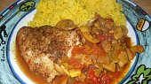 Pangasius se žampiony a rajčaty na víně s kurkumou