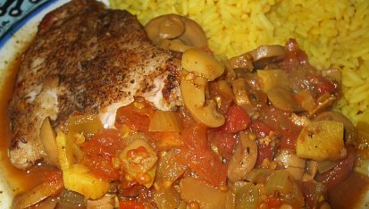 Pangasius se žampiony a rajčaty na víně s kurkumou