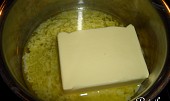 Přepuštěné máslo, kostku másla necháme pomalu rozpouštět ...