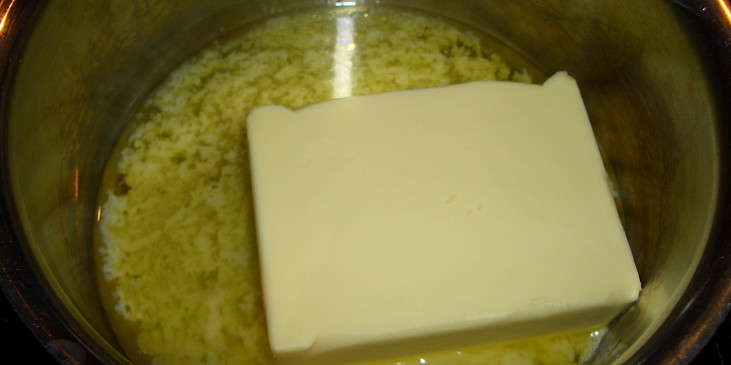 Přepuštěné máslo (kostku másla necháme pomalu rozpouštět ...)