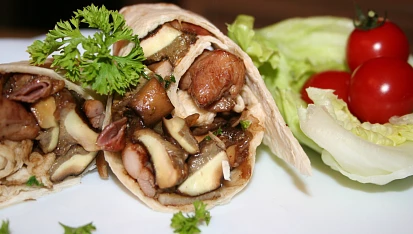 Tortilla se šťavnatým kuřecím masem a hříbky