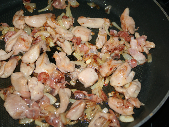 Tortilla se šťavnatým kuřecím masem a hříbky
