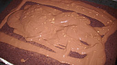 Zdobení čokoládovou polevou, 1. Na vychladlý korpus naneseme základní polevu (obr.1)