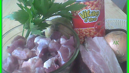 Fazole v tomatě na zázvoru s vepřovým masem a uzeným, plecko,libeček,anglická,fazole,cibule,česnek(zázvor a pivo se nevešly)